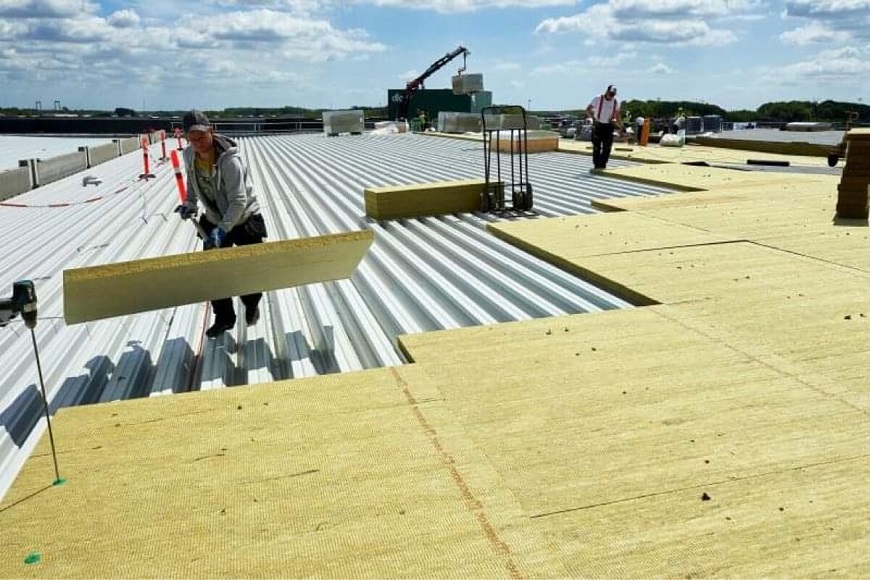 Bông khoáng Rockwool được sản xuất hoặc tái chế từ đá Basalt và quặng xỉ tạo ra vật liệu có tính năng cách nhiệt, cách âm tốt