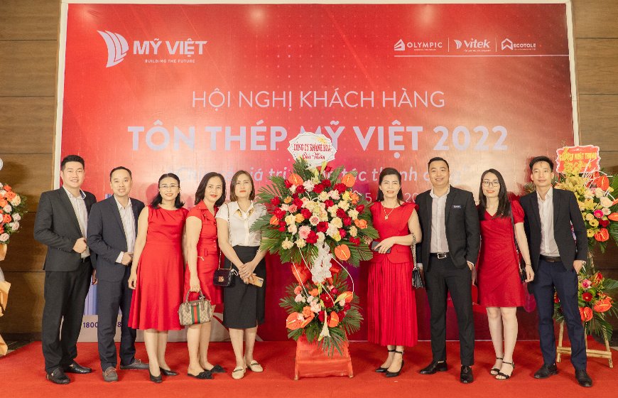 Khách hàng tặng hoa cảm ơn hội nghị khách hàng của công ty Mỹ Việt