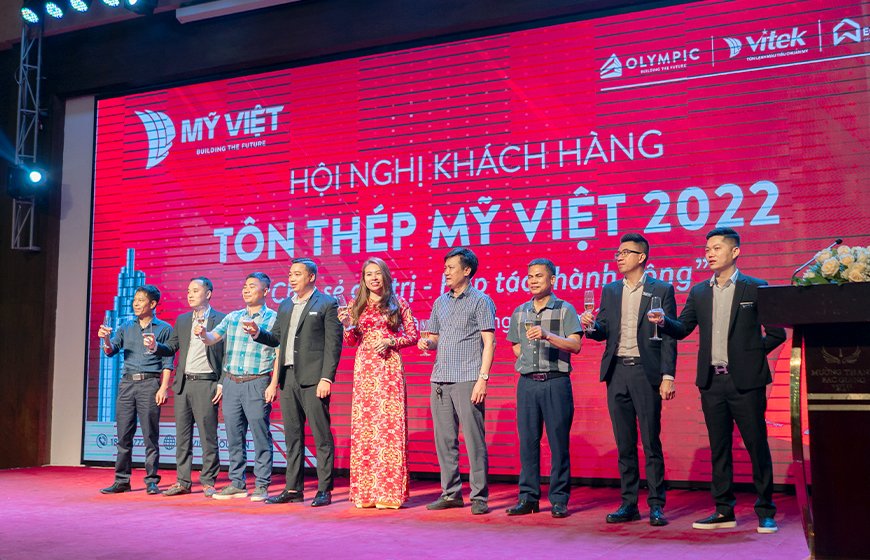 BLĐ công ty Mỹ Việt và khách hàng cùng nâng ly khai tiệc