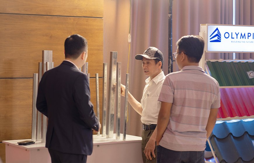 Khách hàng tham quan sản phẩm ống thép Vitek