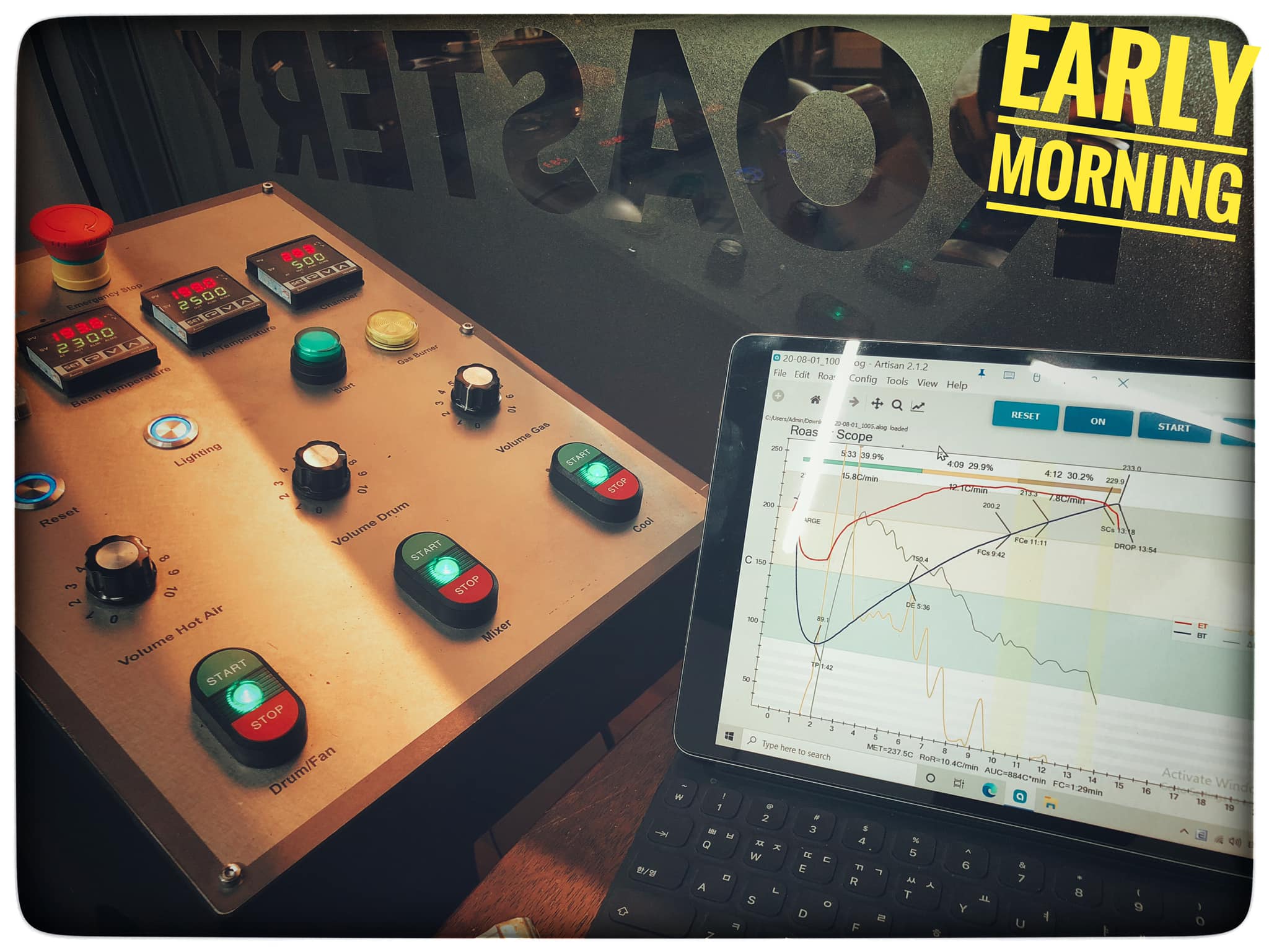 Theo dõi nhiệt độ rang tỉ mỉ và cẩn thận sẽ giúp ta làm chủ trong việc tạo ra hương vị cà phê mong muốn. (ảnh: Early Morning)
