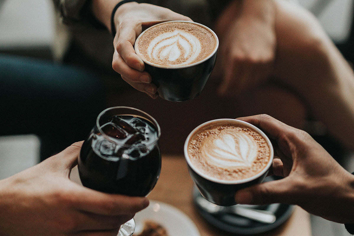 Thời gian uống cà phê cũng là lúc mọi người được gặp gỡ, trò chuyện để xích lại gần nhau hơn.