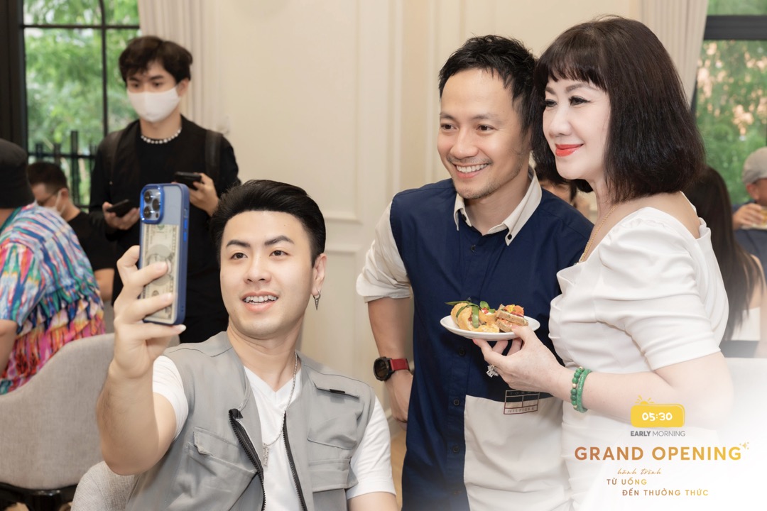 Ca sĩ Akira Phan dự khai trương Early Morning 05:30 Rapper Tiến Đạt