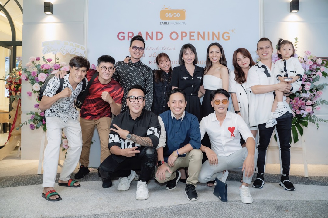 Ca sĩ Hoàng Bách, võ sĩ Nguyễn Trần Duy Nhất Ca sĩ Trương Quỳnh Anh tham dự khai trương Early Morning Tea & Coffee Rapper Tiến Đạt