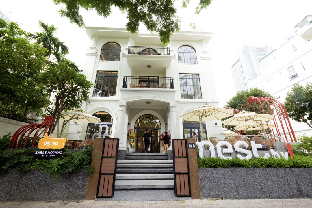 Trạm dừng chân thứ hai của Early Morning như một biệt thự Châu Âu tráng lệ giữa lòng Sài Gòn.