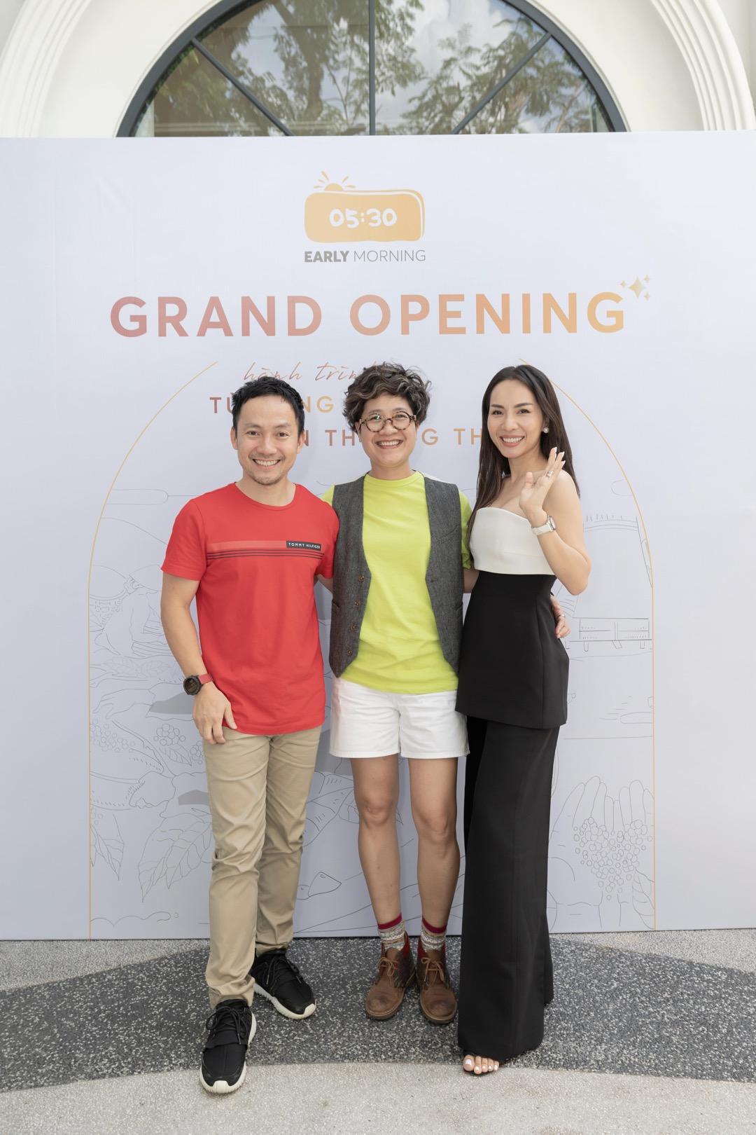 Founder Đinh Tiến Đạt chụp hình cùng Jang Kều - Founder Quỹ Sống Foundation, và người mẫu Thanh Thảo.