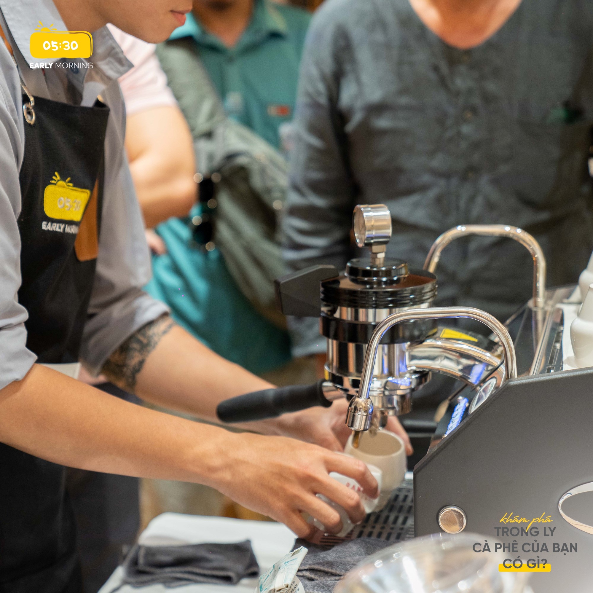 Đội ngũ barista chuyên nghiệp của Early Morning đang pha chế cà phê