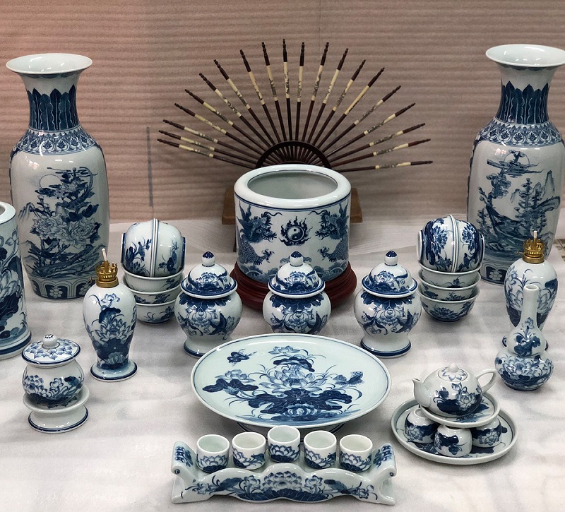 Chọn bát hương có kích thước phù hợp với bàn thờ cũng như đồ cúng khác trên ban thờ