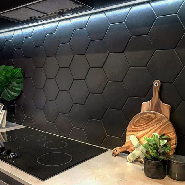 Gạch lục giác ốp bếp luôn đem lại cảm giác mới lạ và phá cách, đặc biệt khi dùng màu đen bề mặt mờ baby skin cao cấp này