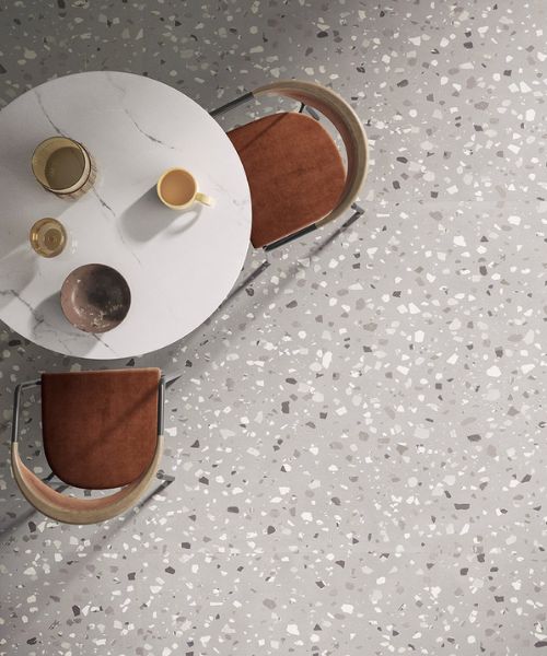 Gạch giả đá terrazzo màu ghi xám đơn giản màn tinh tế được lát nền khu bàn trà