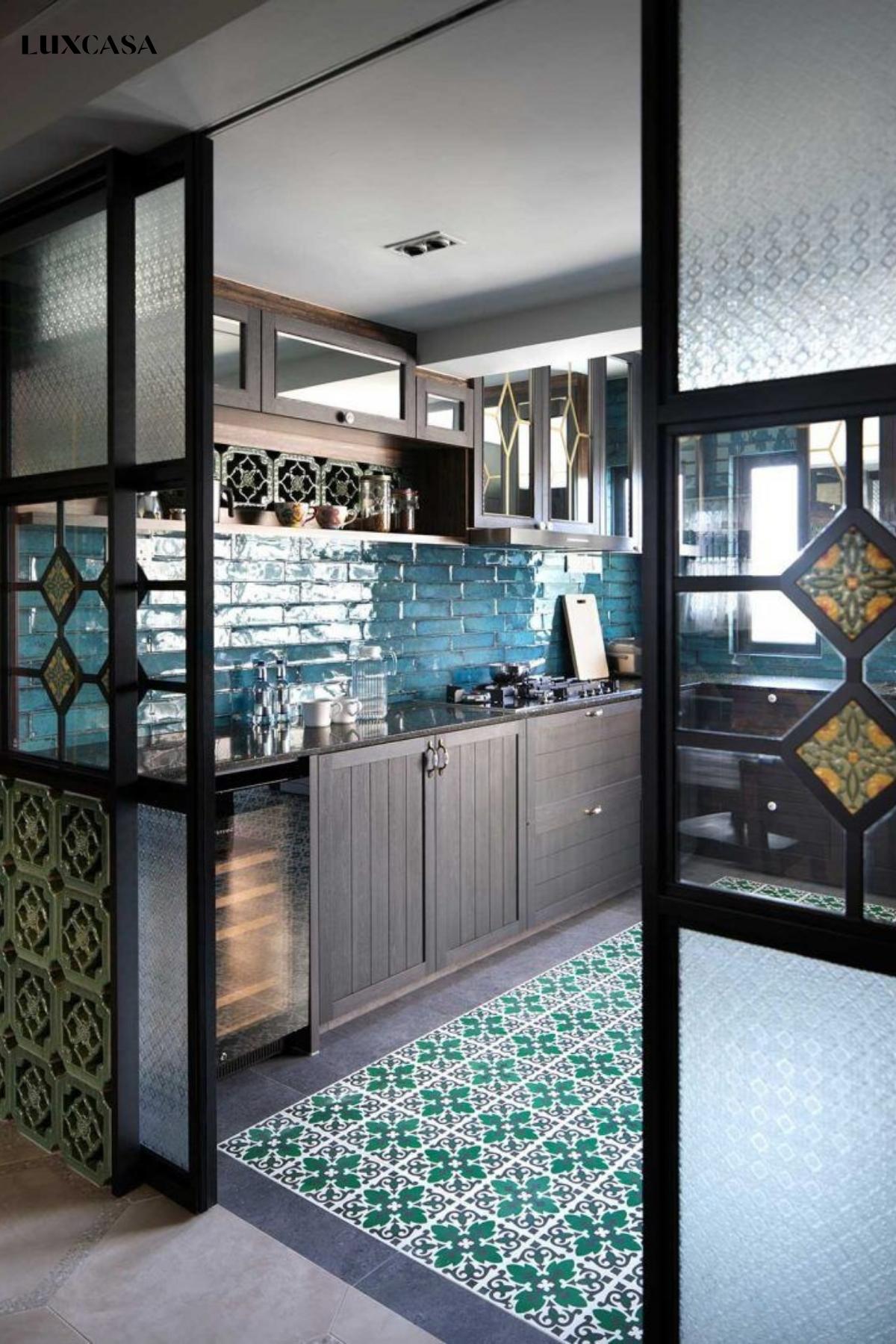 Mẫu gạch bông màu xanh-trắng làm căn phòng nổi bật hơn rất nhiều