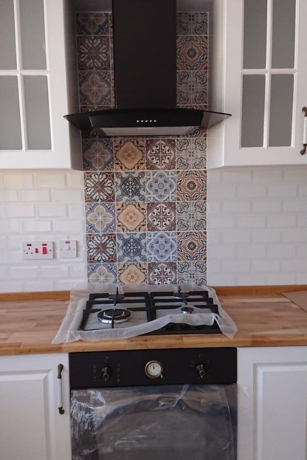 Sử dụng gạch bông nhiều màu sắc ốp bếp giúp không gian màu mè và vui nhộn hơn