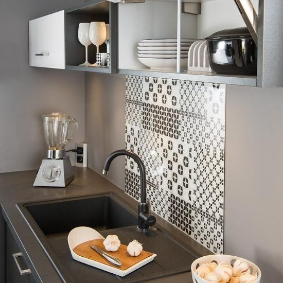 Gam màu đen trắng trên nền tường màu ghi xám cho bạn một cái nhìn đầy ấn tượng