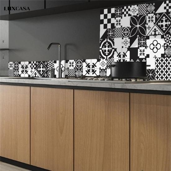 Gạch bông trắng đen luôn là số 1 trong việc trang trí tường nhà bếp