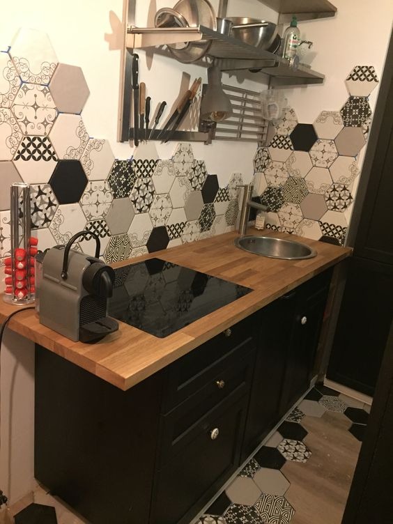 Kết hợp gạch bông lục giác với gạch giả gỗ lát nền và ốp tường nhà bếp theo kiểu nghê thuật tạo ra một không gian đun nấu xinh đẹp