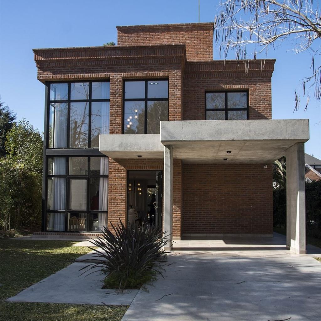 Mẫu gạch thẻ ốp mặt tiền của căn nhà này có màu cam, mang đến cho bạn một ngôi nhà vô cùng ấn tượng