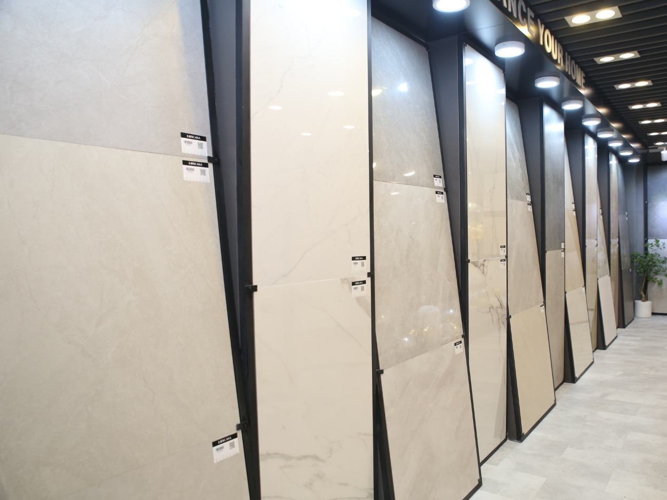 Gạch giả đá 60x120 và 80x80 tại showroom Luxcasa