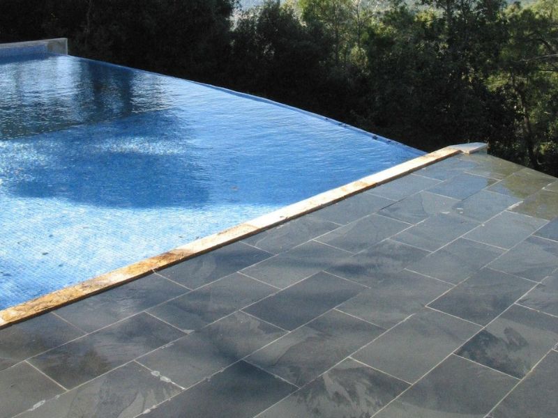 gạch giả đá màu đen lát sân bể bơi