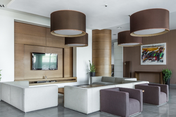 Gạch giả gỗ ốp tường phòng khách giúp ngôi nhà trở nên sang trọng