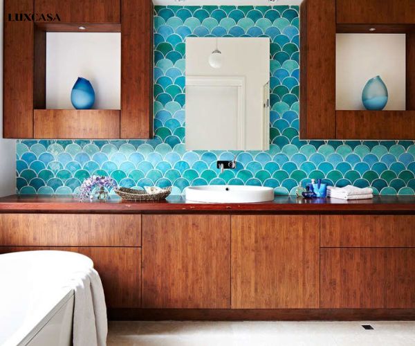 Gạch hình vảy cá với tông màu nhạt hơn để làm nổi bật bức tường bếp