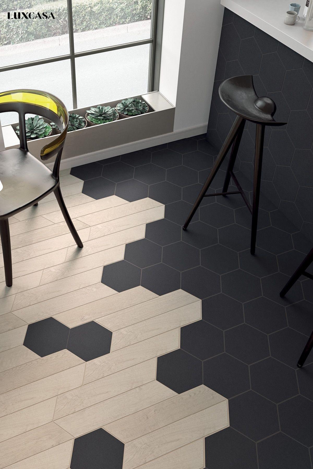 Một kiểu lát nền khác từ gạch giả gỗ màu sáng và gạch lục giác màu đen