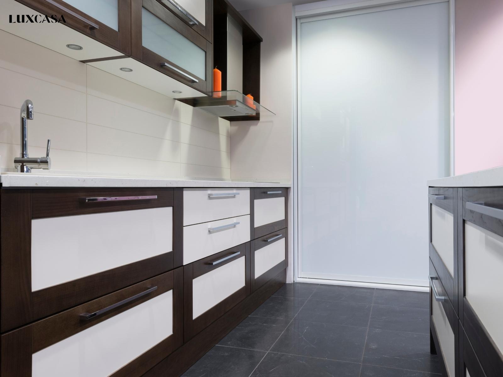 Bề mặt gạch màu tối sẽ giúp che đi những vết bụi bẩn hay xước răm rất tốt