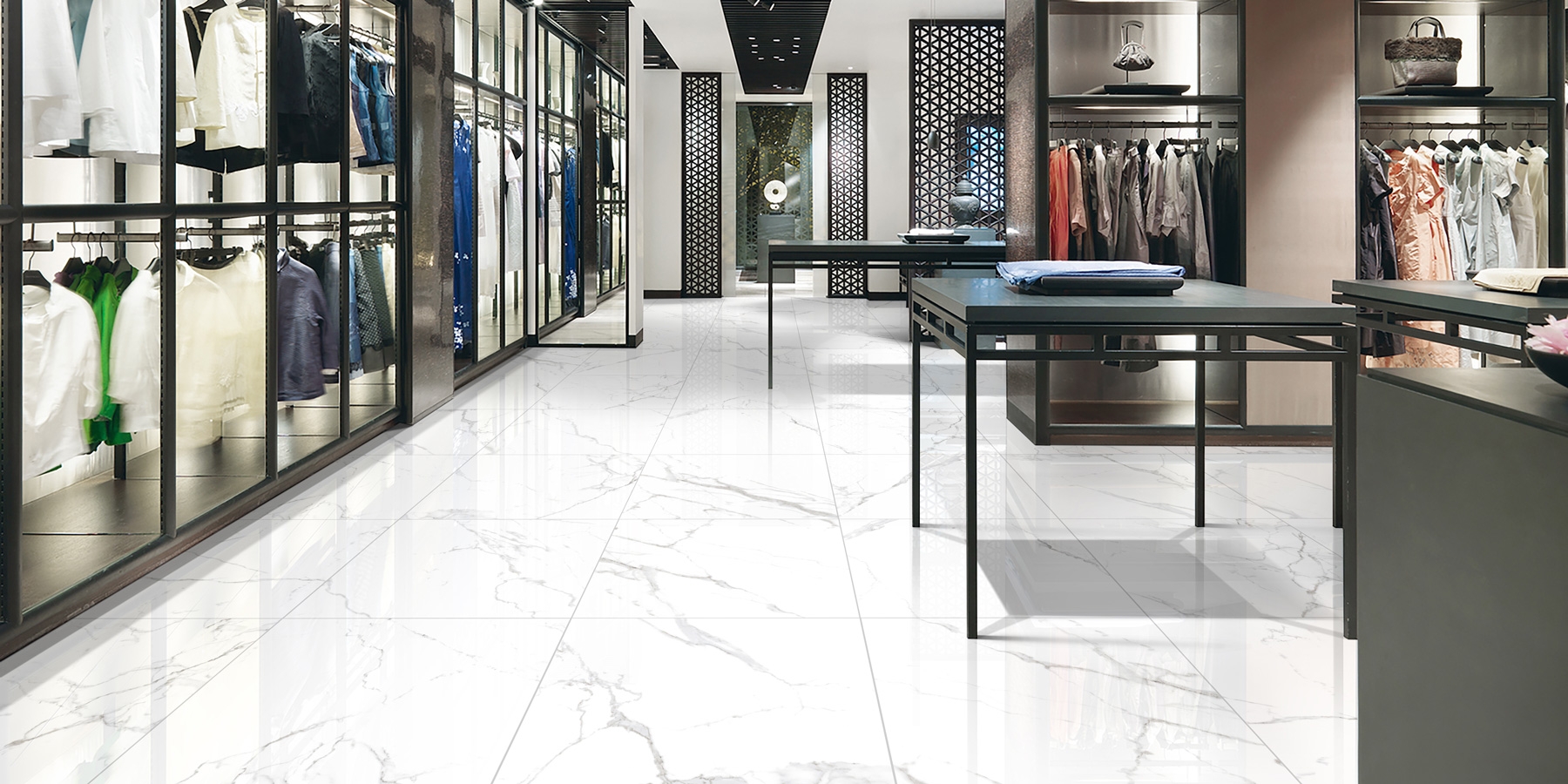 Gạch lát nền phòng khách 80x80 với tông màu trắng đơn giản, nhưng làm nổi bất các đồ nội thất trong phòng khách