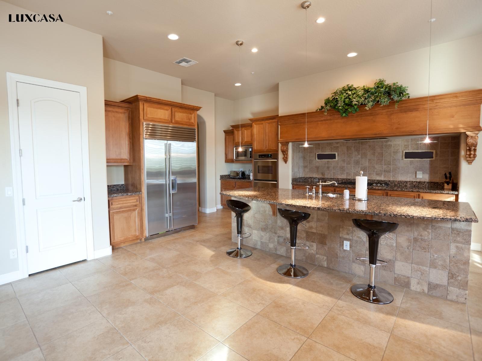 nhà bếp với nền lát gạch xi măng