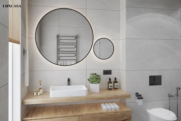 Mã gạch LUMOON BIANCO ROYAL tông màu sáng tinh tế kết hợp bàn gỗ tự nhiên cho nhà tắm