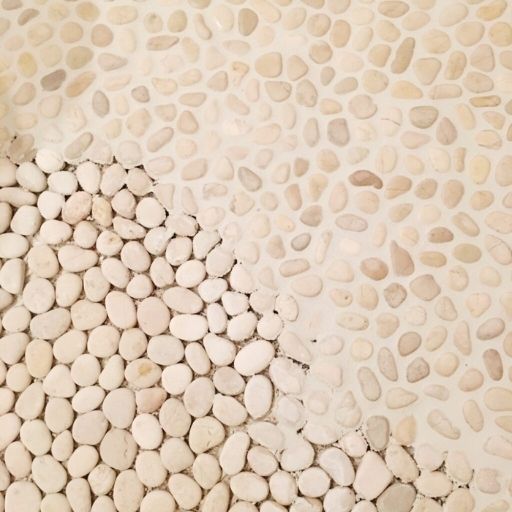 Mẫu gạch hình vuông chống trơn màu be sẽ mang đến một phong cách tối giản, nhẹ nhàng cho nền nhà tắm