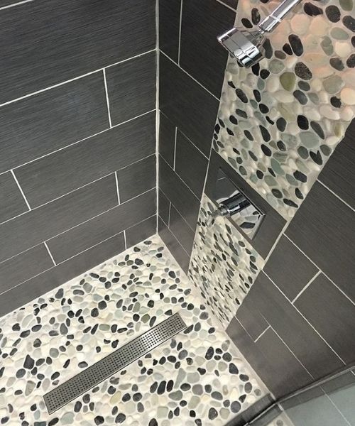 Gạch lát nền nhà tắm hình sỏi đa sắc với phong cách hiện đại