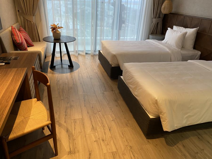 Phòng ngủ nên dùng gạch màu ấm áp như màu nâu, vàng, be,...điều này giúp căn phòng bạn ấm cúng hơn, dịu mắt hơn