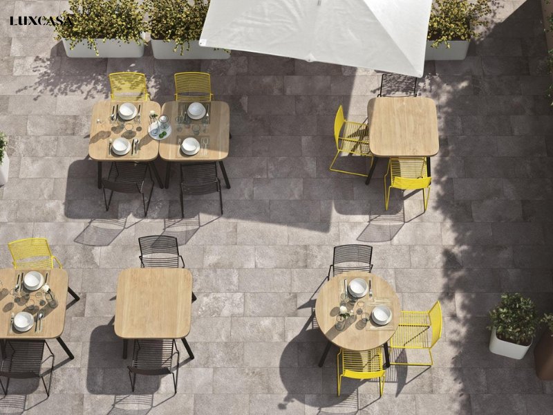 Mẫu gạch mang tông màu trung tính này có độ bền cao đảm bảo sân vườn không bị nứt mẻ