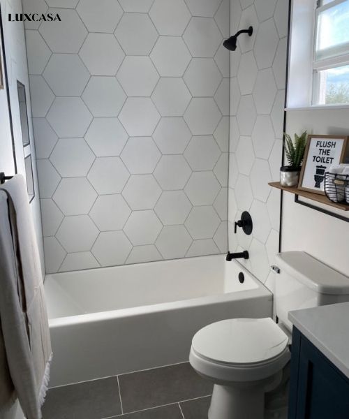 Mẫu gạch đơn sắc lục giác ốp tường nhà tắm đơn giản mà không kém phần thanh lịch