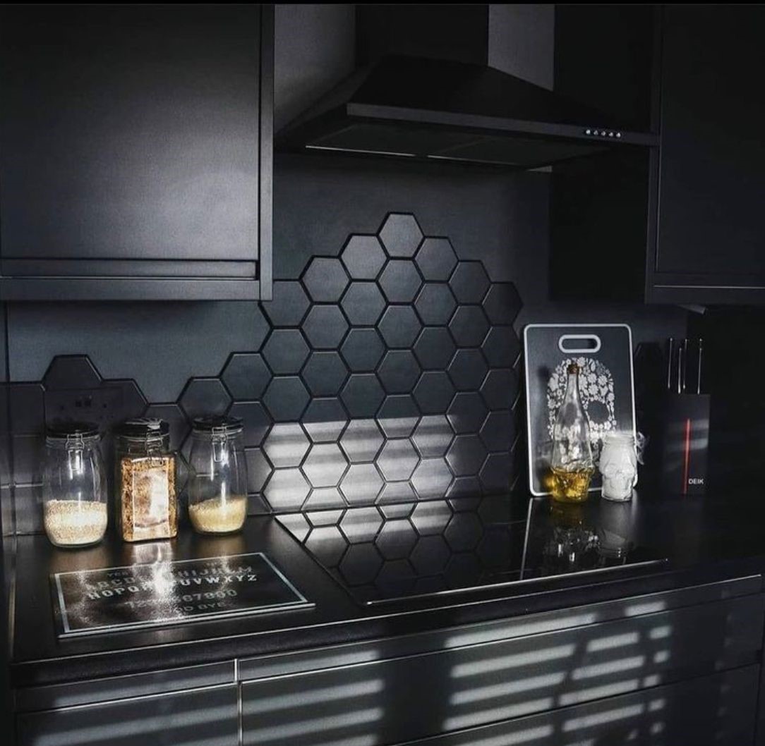 Gạch lục giác ốp bếp màu đen huyền bí cực kỳ ấn tượng và không lo sợ bị đụng hàng