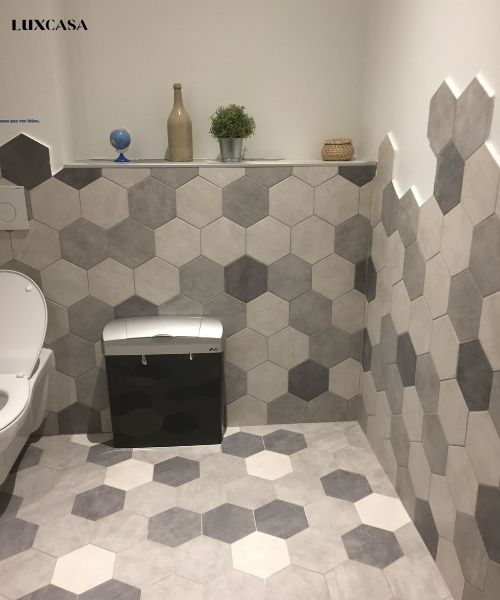 Một cách thiết kế đơn giản khác cho nhà vệ sinh từ gạch lục giác đa sắc