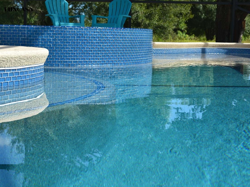 Gạch mosaic dạng thẻ đơn sắc là một lựa chọn phổ biến cho việc ốp lát bể bơi, hồ nước nhờ vào tính thẩm mỹ và độ bền cao của chúng.