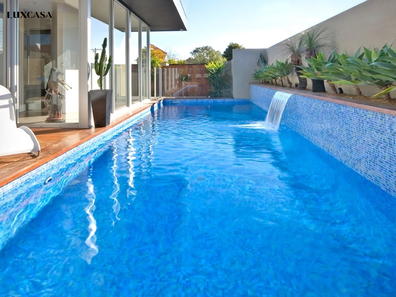 Sự kết hợp giữa màu sắc xanh nước biển trên nền gạch mosaic bao quanh bể bơi làm cho bạn cảm thấy như đang hòa mình vào thiên nhiên.