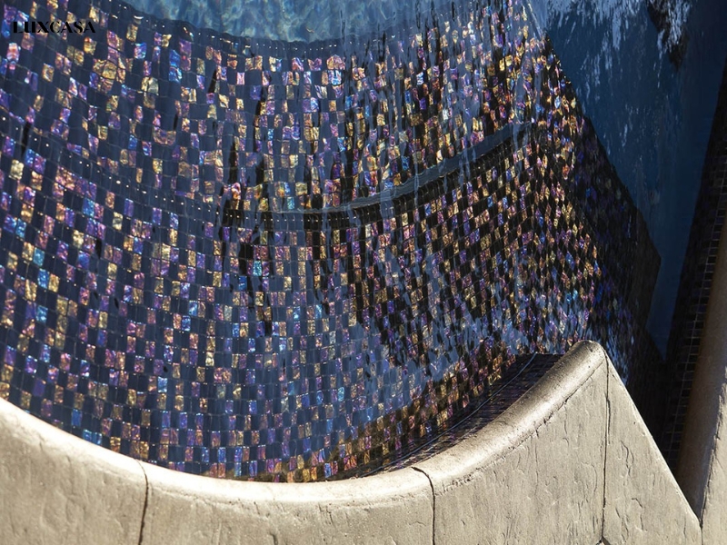 Các loại gạch mosaic với tông màu tối như đen, xám, và tím lát ốp bể bơi luôn tạo nên một vẻ đẹp đặc biệt và sang trọng.