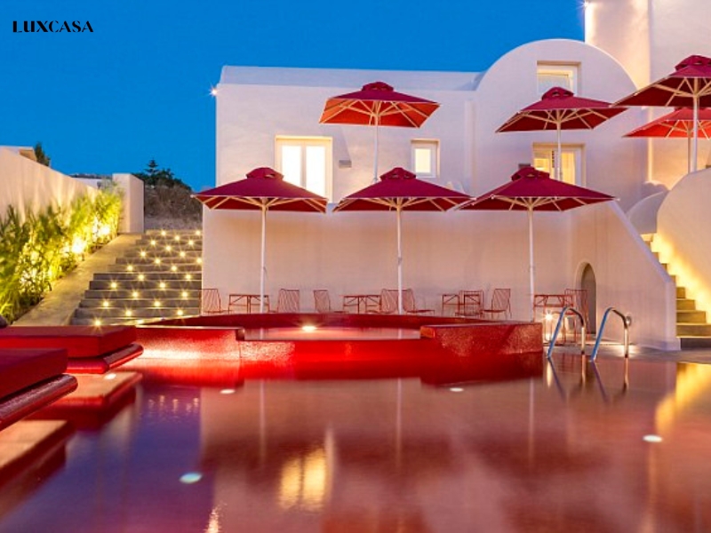 Gạch màu đỏ được sử dụng để ốp lát hồ bơi villa, tạo nên không gian sang trọng và đẳng cấp.