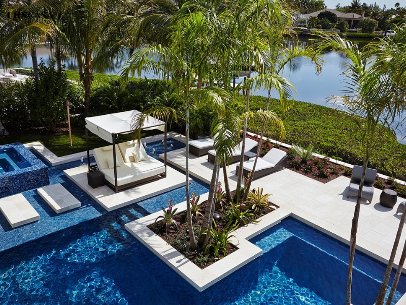 Bể bơi resort được thiết kế bằng gạch mosaic màu xanh nhạt như màu nước biển.