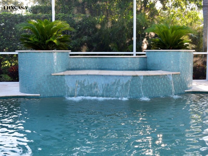 Mẫu gạch mosaic màu xanh nhạt ốp lát bể bơi đem mang tới cảm giác nhẹ nhàng và mát mẻ