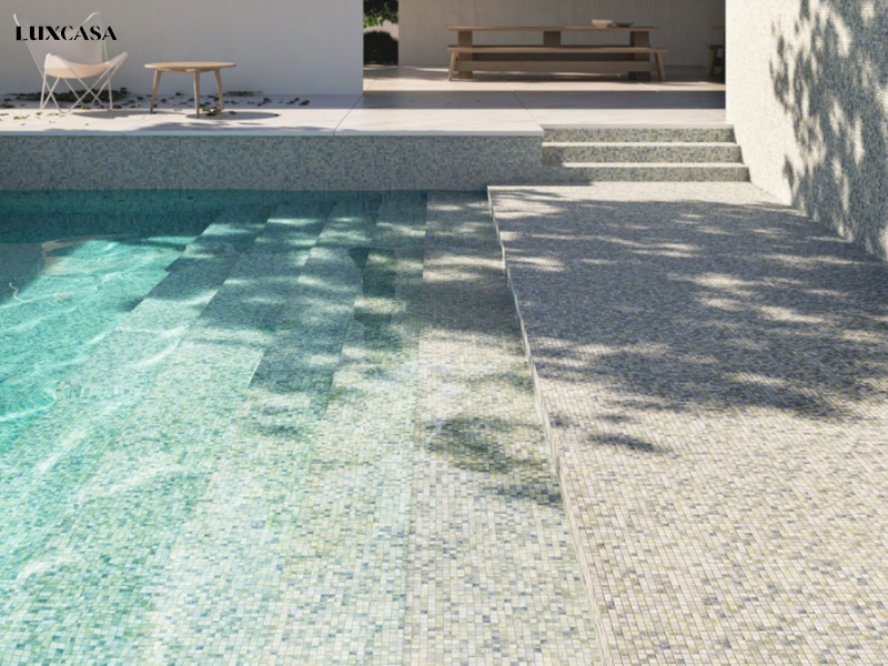 Bể bơi ốp lát gạch mosaic đa màu sắc theo tông trắng rất đơn giản nhưng cực kỳ sang trọng