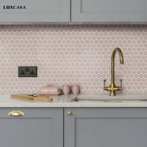 Gạch mosaic hình tròn ốp tường nhà bếp màu hồng đem lại cảm giác trẻ trung và mềm mại