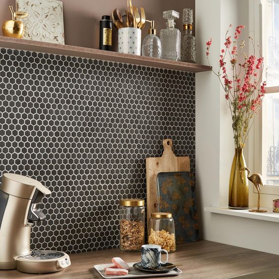 Mẫu gạch mosaic đen lục giác kích thước nhỏ đi cùng đường ron trắng