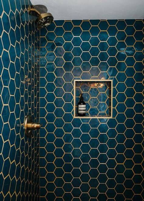 Ốp tường nhà tắm với dòng gạch lục giác màu xanh đậm