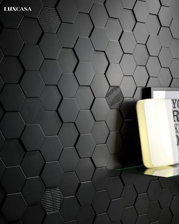Mẫu gạch mosaic màu đen được ốp tường làm một điểm nhấn trang trí