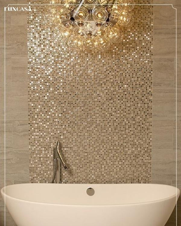 Mẫu gạch mosaic màu vàng ánh kim thể hiện sự giàu có của gia chủ