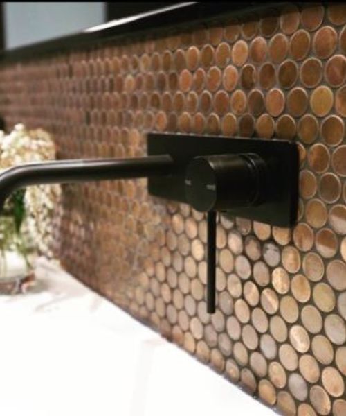 Mẫu gạch mosaic ốp bếp hình tròn màu vàng ánh kim