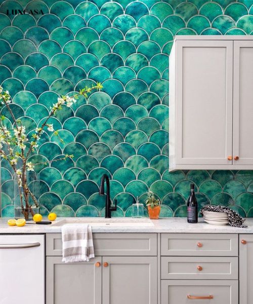 Mẫu gạch mosaic hình vảy cá ốp bếp đem lại sự tươi mới cho không